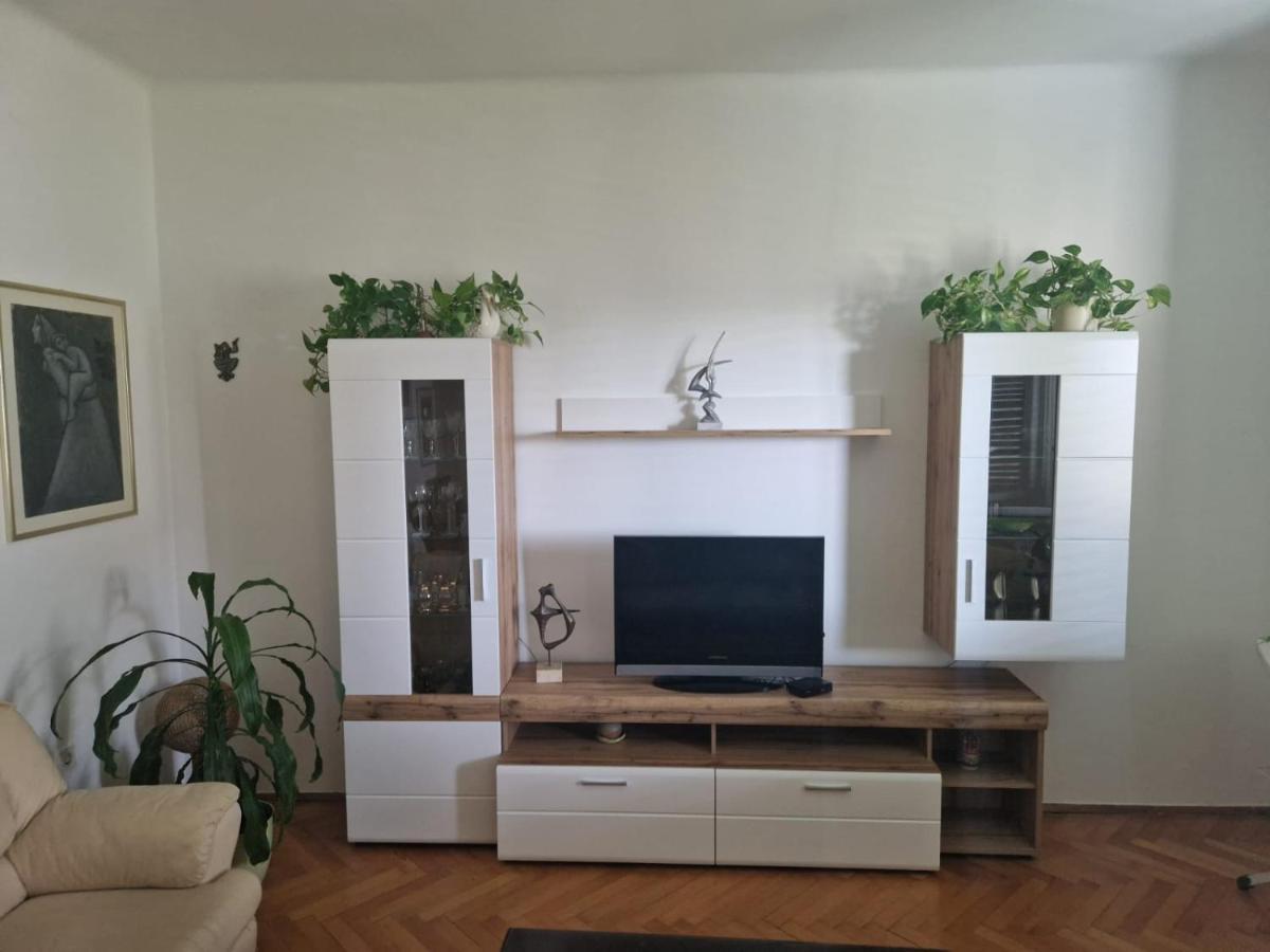 Spacious Apartment In The Center Split Exterior foto