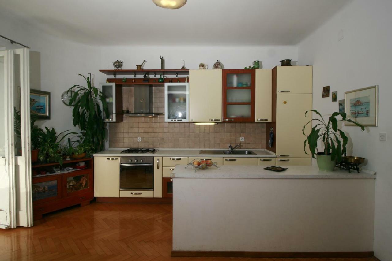 Spacious Apartment In The Center Split Exterior foto