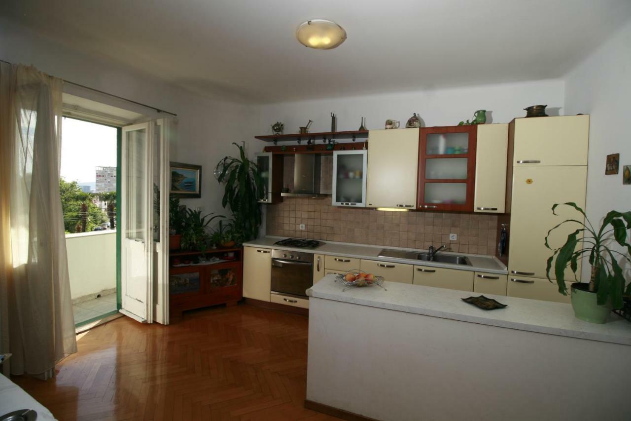 Spacious Apartment In The Center Split Exterior foto